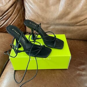 Ladies black Gianni Bini size 8 1/2 black strappy sandals
